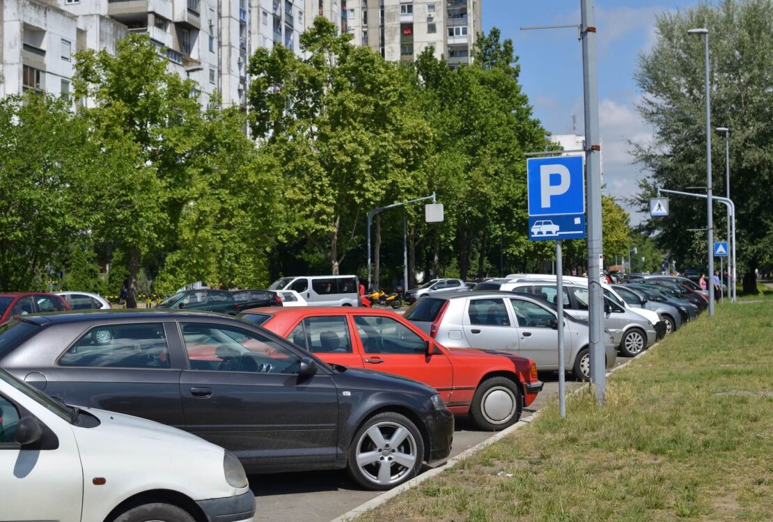 A lakossági parkolási engedély rendszere azért jött létre, hogy megkönnyítse a helyiek számára a közterületi parkolást.