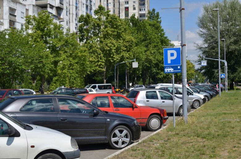 A lakossági parkolási engedély rendszere azért jött létre, hogy megkönnyítse a helyiek számára a közterületi parkolást.