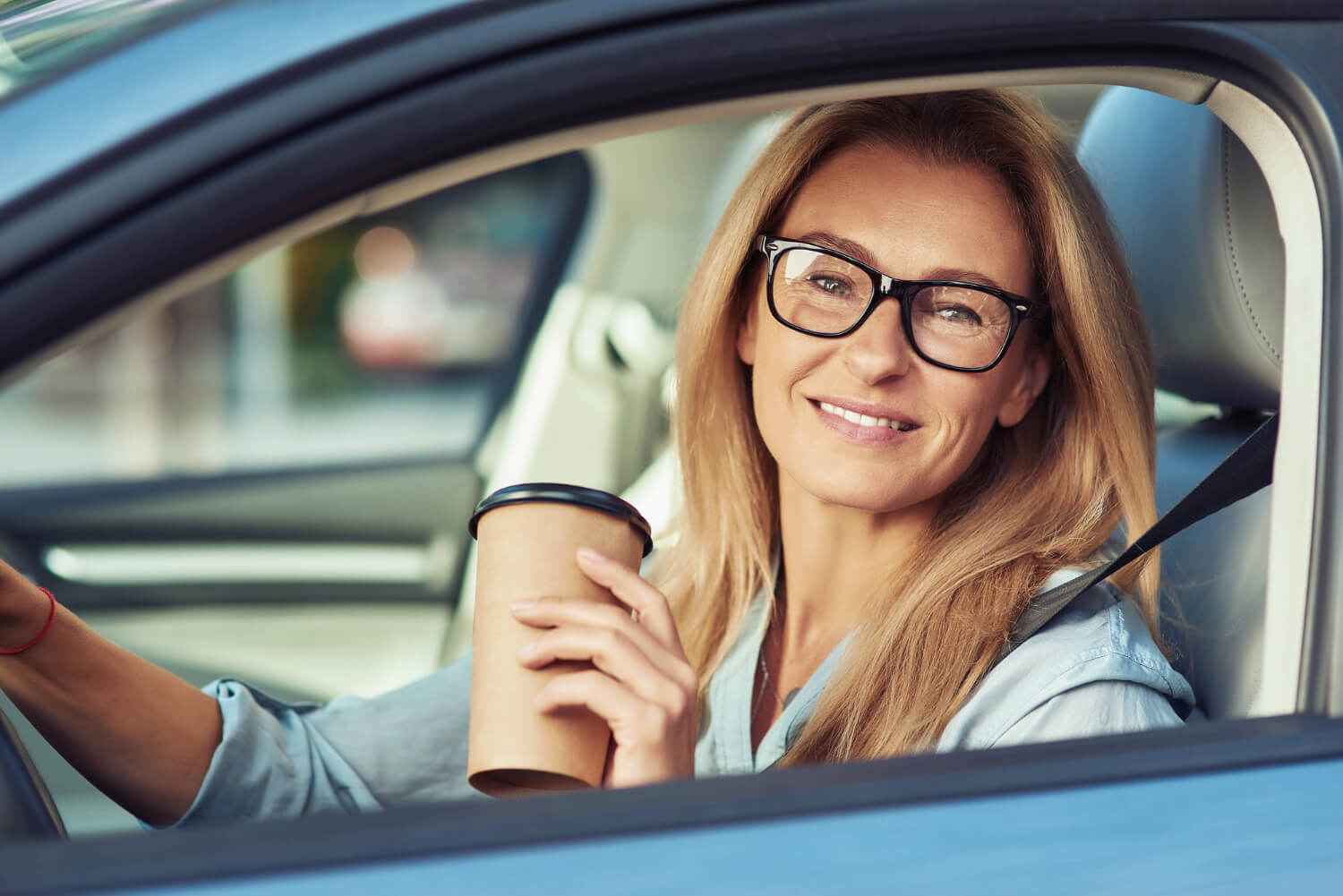 A multifokális szemüveg ideális választás azok számára, akik kényelmes, többfunkciós látáskorrekciós megoldást keresnek.