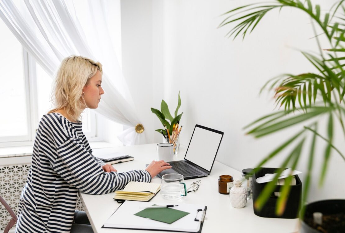 Egy nő home office-ból dolgozik.