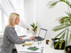 Egy nő home office-ból dolgozik.