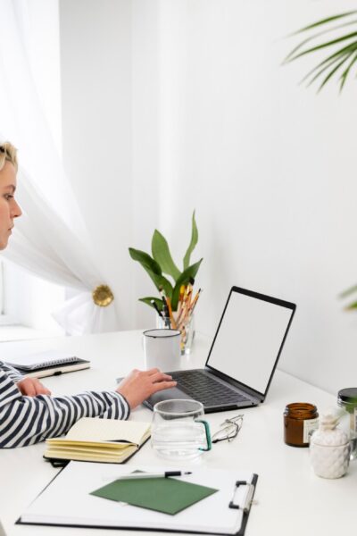 Egy nő home office-ból dolgozik.